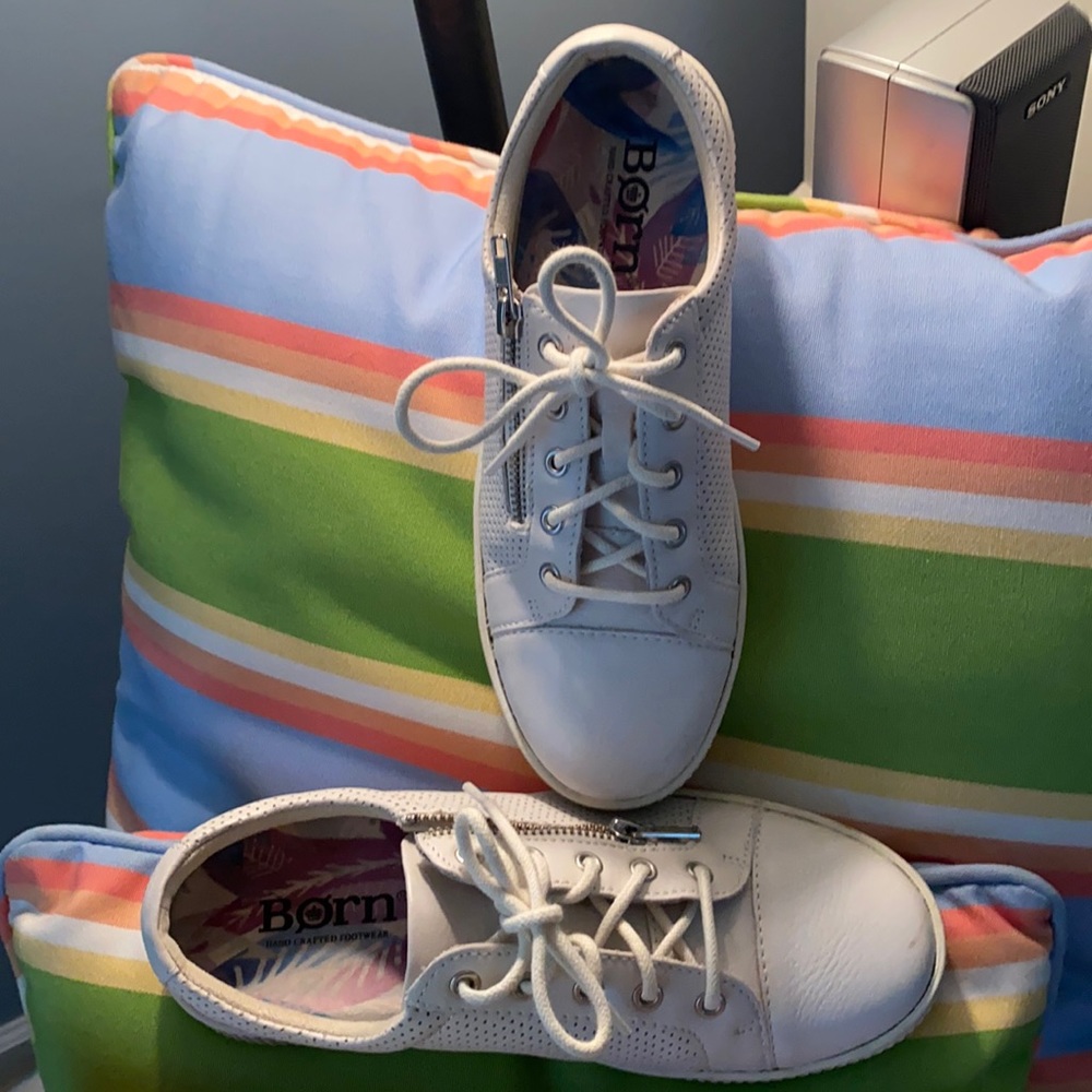 BORN Tamara White Sz 7 Zip or Tie